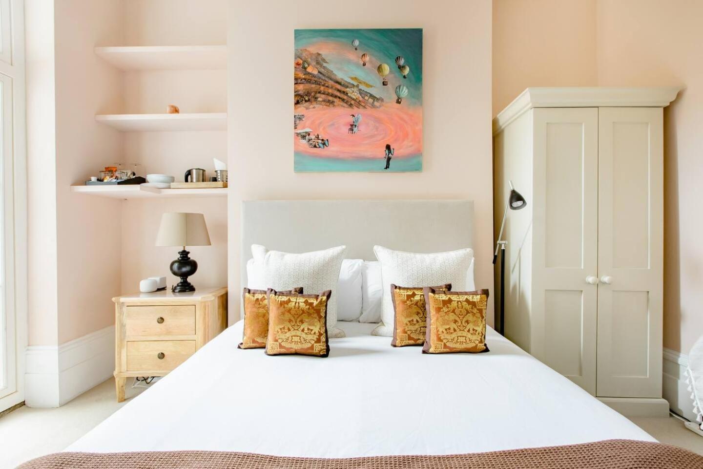 Luxury King-Bed Ensuite With Quiet Private Patio London Exteriör bild