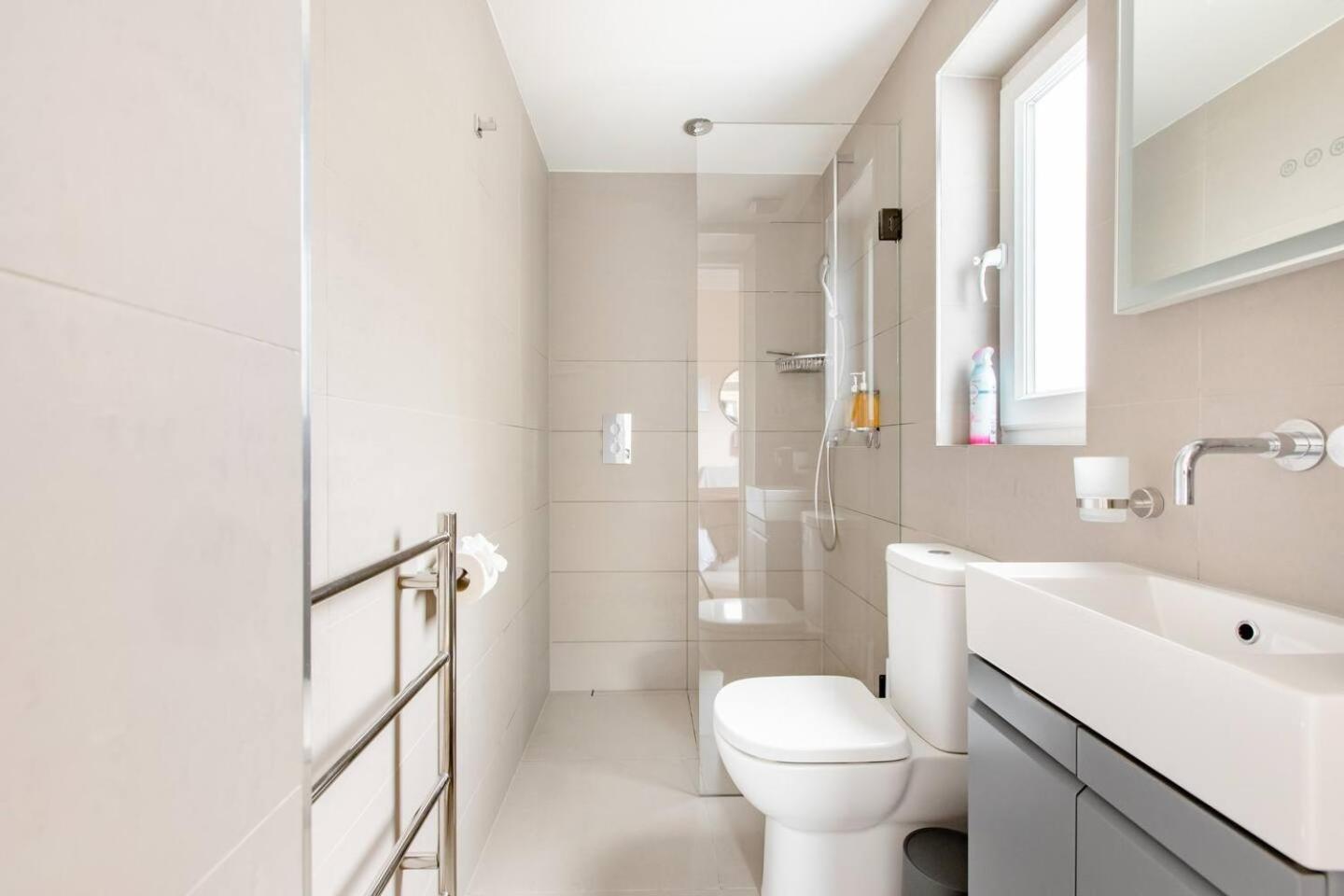 Luxury King-Bed Ensuite With Quiet Private Patio London Exteriör bild
