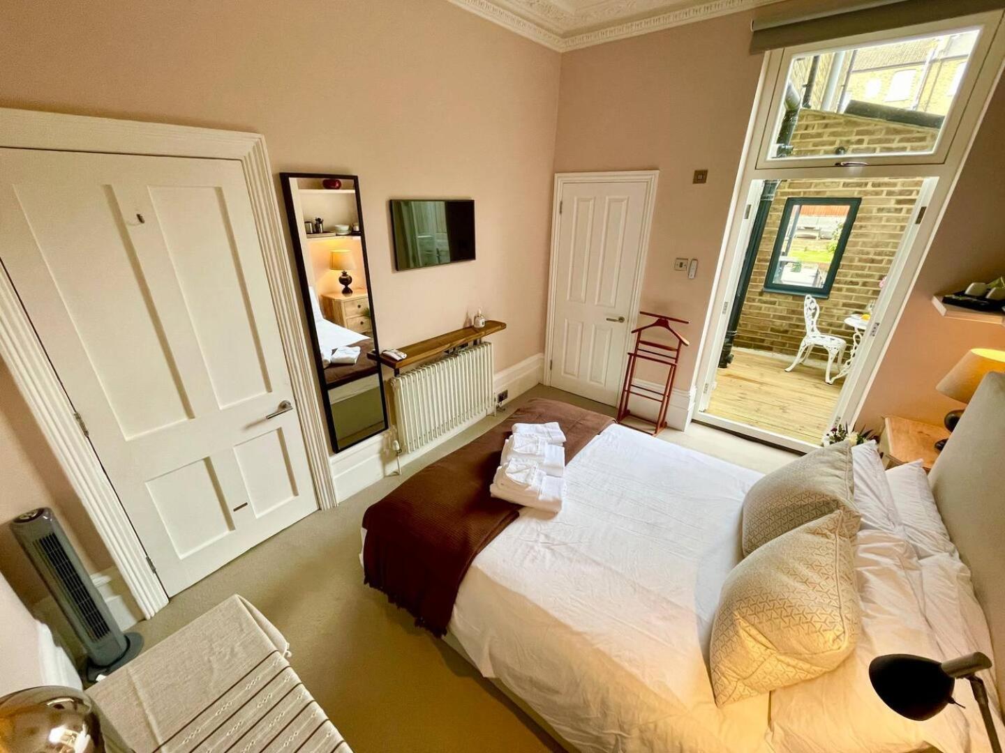 Luxury King-Bed Ensuite With Quiet Private Patio London Exteriör bild