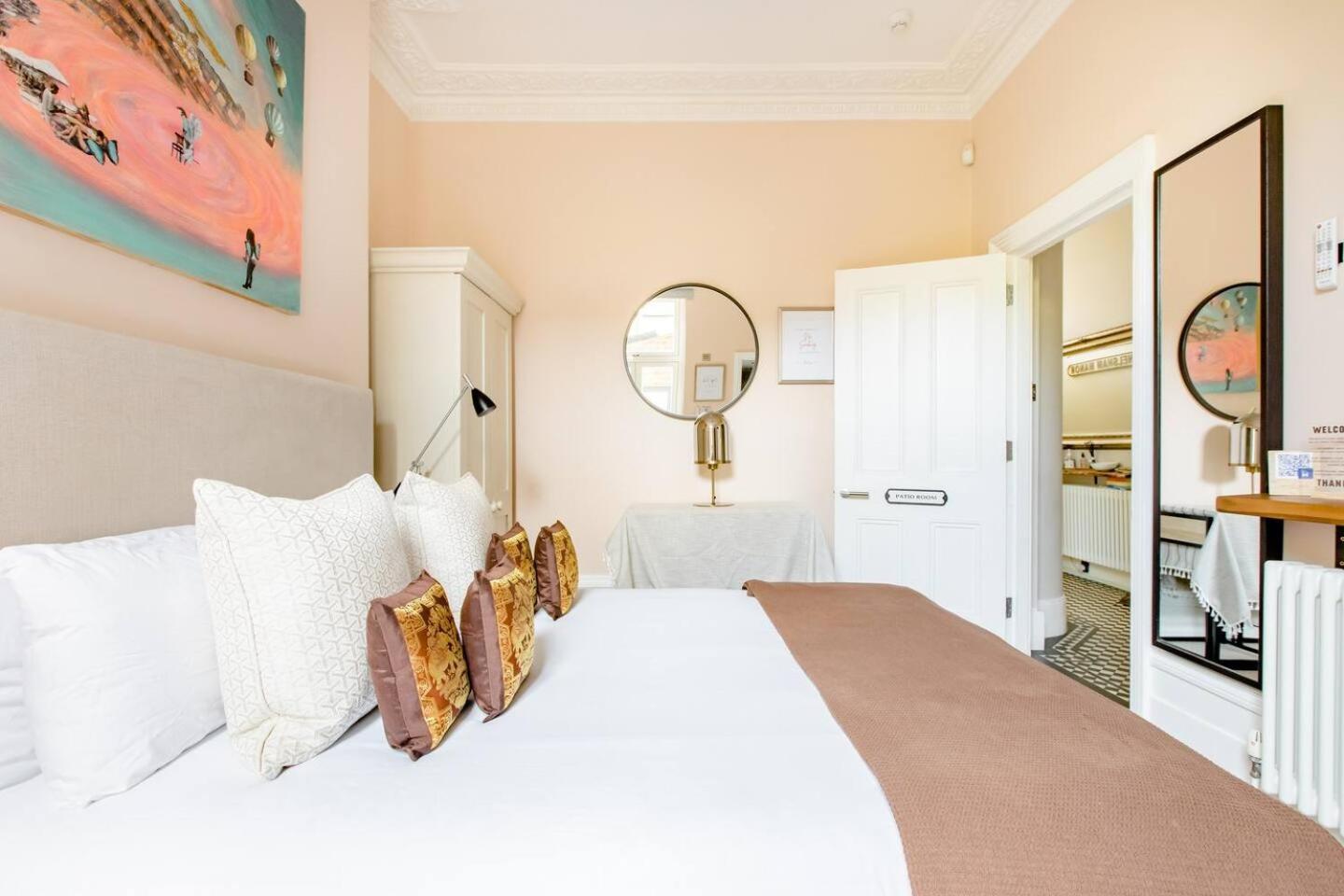 Luxury King-Bed Ensuite With Quiet Private Patio London Exteriör bild